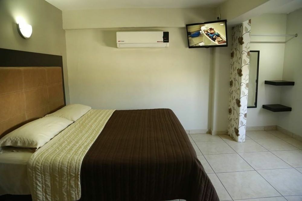 Hotel Flores Guamuchil Exterior photo